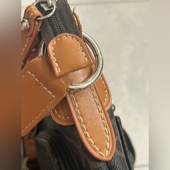 EUC Giani Bernini Block Signature Crossbody - Picture 12 of 16